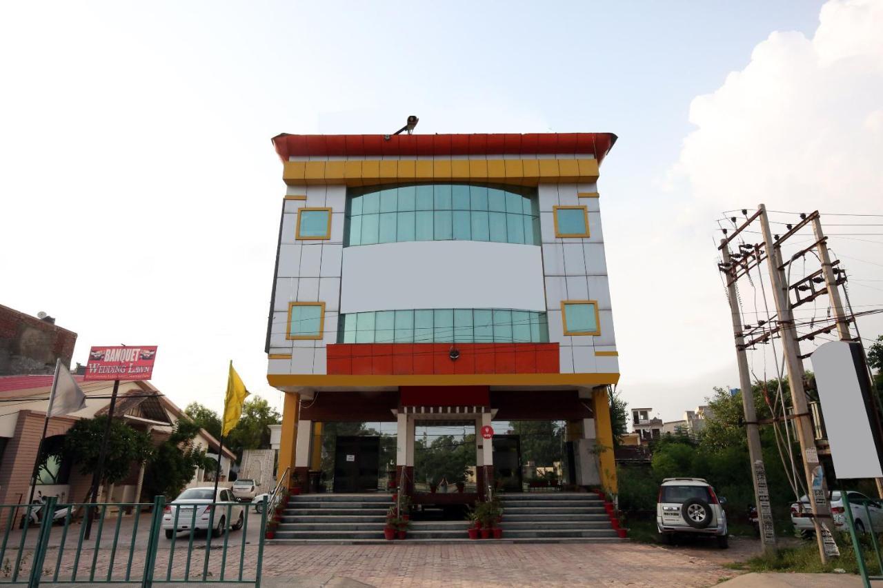 Capital O 10990 Hotel Gobind Regency Zirakpur Exterior photo